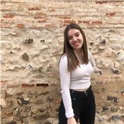 Soy una estudiante de Ingeniería Química. Doy clases de asignaturas de bachillerato científico: química, física, matemáticas